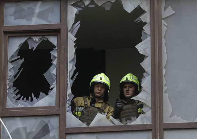 Rescatistas ucranianos trabajan este lunes en el lugar del ataque en un edificio residencial este lunes, en Kiev (Ucrania).