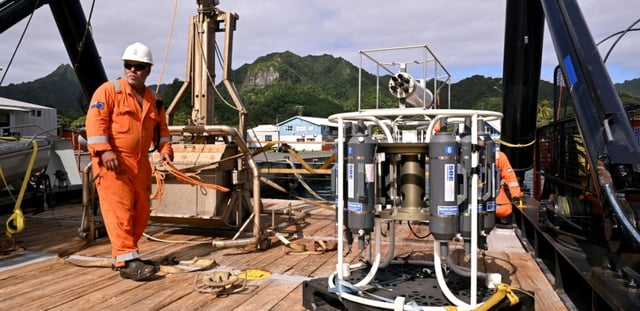 Un membre d'équipage sur le pont du navire de recherche Anuanua Moana aux îles Cook, le 11 juin 2025