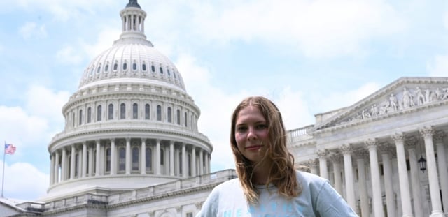Eva Lighthiser, à la tête d'un combat judiciaire contre la politique du président américain Donald Trump favorable aux énergies fossiles, lors d'une manifestation devant le Congrès, à Washington, le 16 juillet 2025
