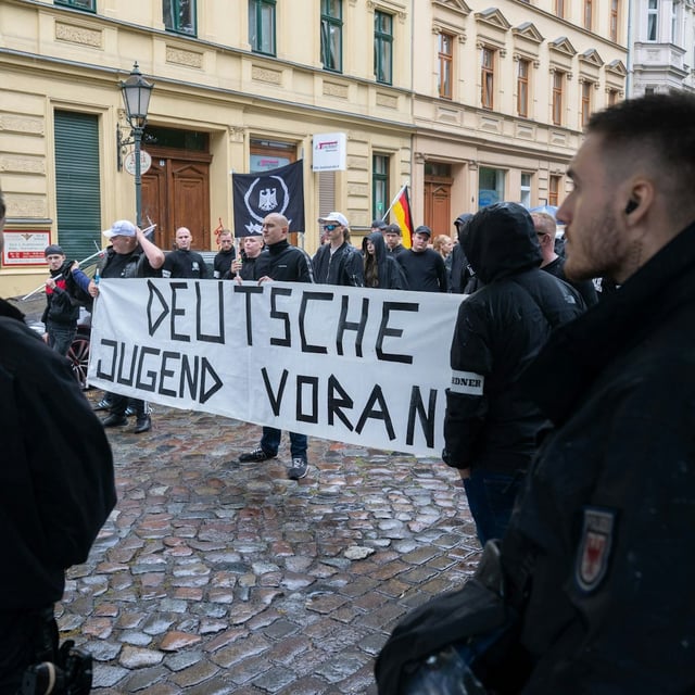 Die „Deutsche Jugend“ Voran stört vor kurzem einen CSD in Brandenburg.