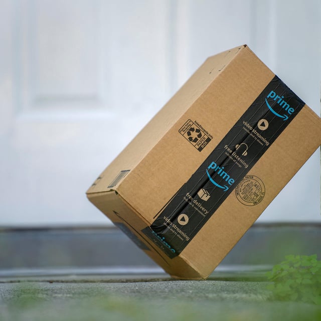 Ungewollte Amazon-Pakete sind Teil einer globalen Brushing-Betrugsmasche, bei der ausländische Händler gefälschte Bestellungen nutzen, um positive Bewertungen zu generieren.