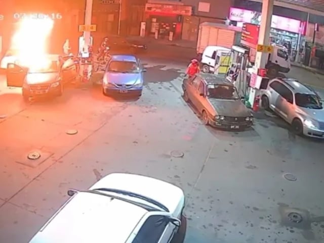El estremecedor momento en que un auto explotó en un estación de servicio y el playero logró escapar de milagro.