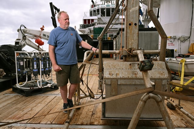 Le patron de Moana Minerals, Hans Smit, devant des équipements d'exploitation minière en haute mer à bord du navire de recherche MV Anuanua Moana à Rarotonga, le 11 juin 2025 aux Îles Cook