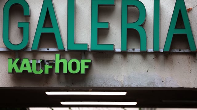 An einigen Galeria-Filialen, wie hier in Würzburg, hängt noch ein Kaufhof-Schriftzug.