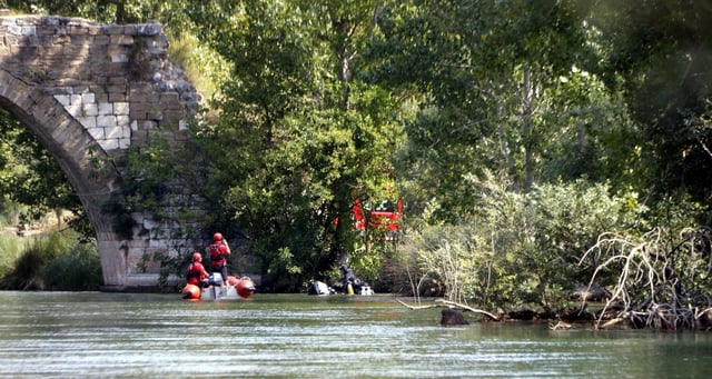 Equipos de los Bombers retiran el segundo cadáver en la zona de la platgeta de Camarasa, en el río Segre