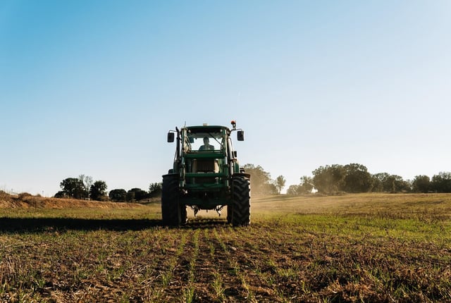 Pour soutenir la loi Duplomb, une centaine d’agriculteurs ont répandu du fumier, des déchets, de la laine et ont jeté des œufs mardi 22 juillet 2025 sur les locaux du parti EELV à Toulouse. Image d’illustration.