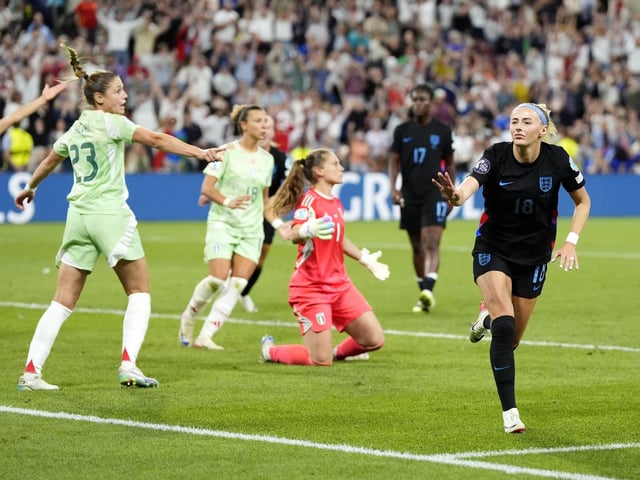 Die Engländerin Chloe Kelly (r) feiert den zweiten Treffer ihrer Mannschaft. Und die Italienerinnen sind sauer.