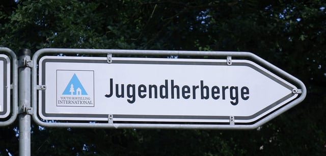 Ein Wegweiser zu einer Jugendherberge (Symbolbild)