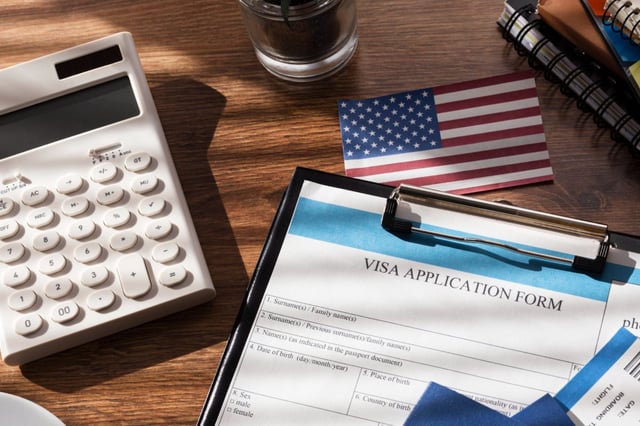 Se trata de una tarifa adicional y no reemplaza las tarifas de solicitud de visa existentes