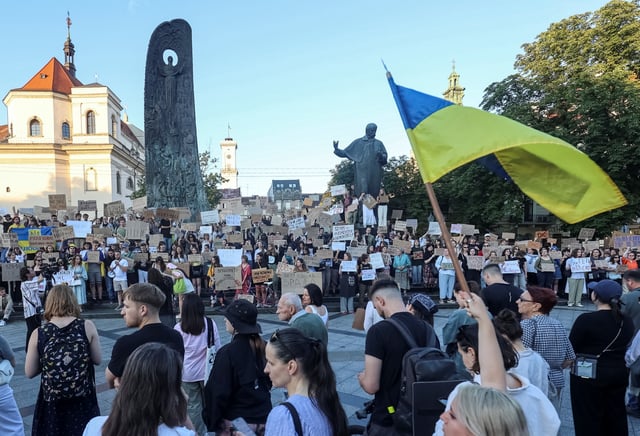 Ukrainians protest in the first wartime rally against a newly passed law, which curbs independence of anti-corruption institutions, amid Russia's attack on Ukraine, in central Lviv, Ukraine July 22, 2025. REUTERS/Roman Baluk