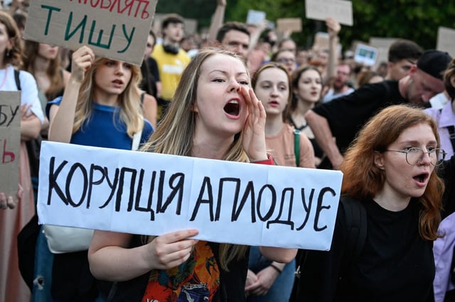 Des manifestants devant le Bureau anticorruption de Kiev vendredi 22 juillet 2025.