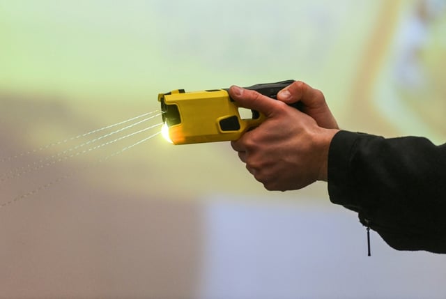 Die Bundesregierung will der Bundespolizei den Einsatz von Tasern erlauben. Das Bundeskabinett beschloss eine Gesetzesvorlage aus dem Bundesinnenministerium. Taser können in bestimmten Einsatzsituationen eine effektive Alternative zur Schusswaffe sein.