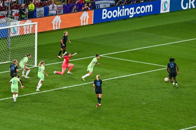 Michelle Agyemang (ballon au pied) et Chloe Kelly (au centre) lors de l'égalisation de l'Angleterre contre l'Italie en demi-finale de l'Euro-2025 à Genève (Suisse) le 22 juillet 2025