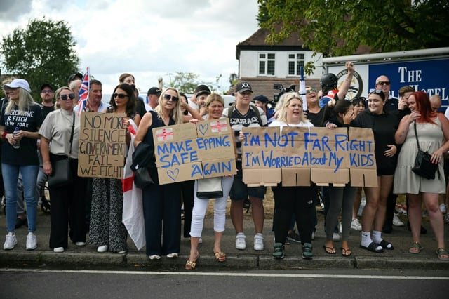 Manifestation devant l'hôtel Bell, censé héberger des demandeurs d'asile, à Epping, au nord-est de Londres, le 20 juillet 2025, après que la police a inculpé un demandeur d'asile pour agressions sexuelles