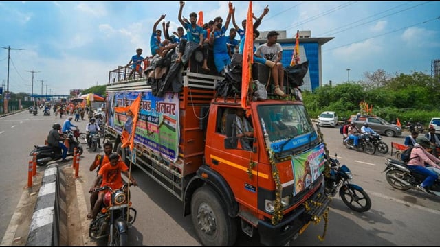 Kanwariyas dance to loud music during their yatra near Shastri Park in New Delhi. (Sanchit Khanna/ HT Photo)