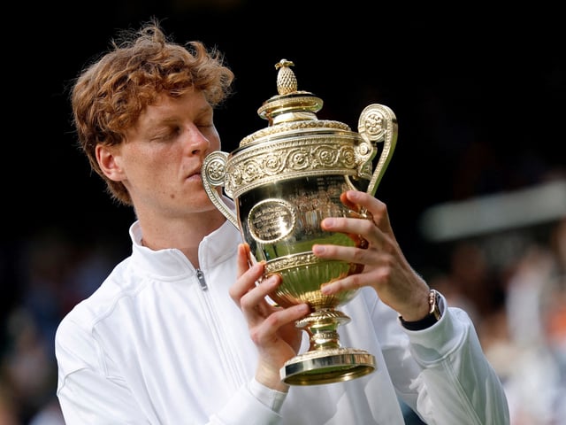El último rey de Londres: Sinner con la copa de Wimbledon.
Foto: Reuter