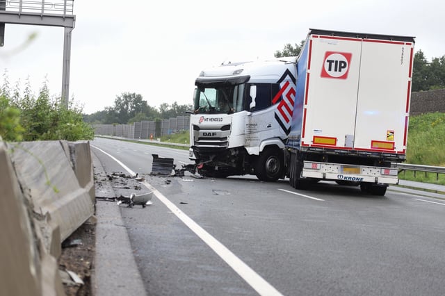 Der Fahrer des Lkw war auf der linken Seite in die Begrenzung gekracht und hatte sich dann mit seinem Sattelzug quer gestellt.