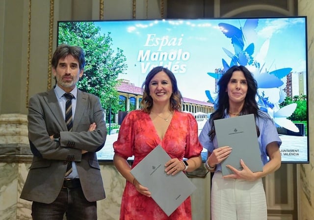 Imagen de la firma del protocolo de intenciones para el Espai Manolo Valdés en el Ayuntamiento de Valencia