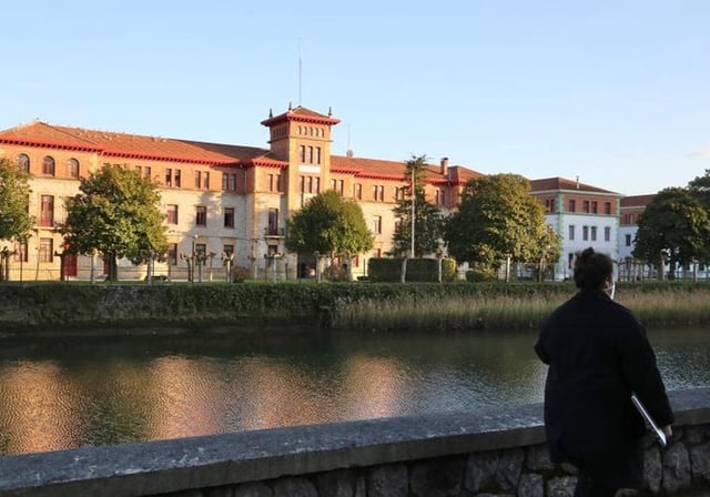 La fachada del cuartel de Loyola en San Sebastián (Guipúzcoa)