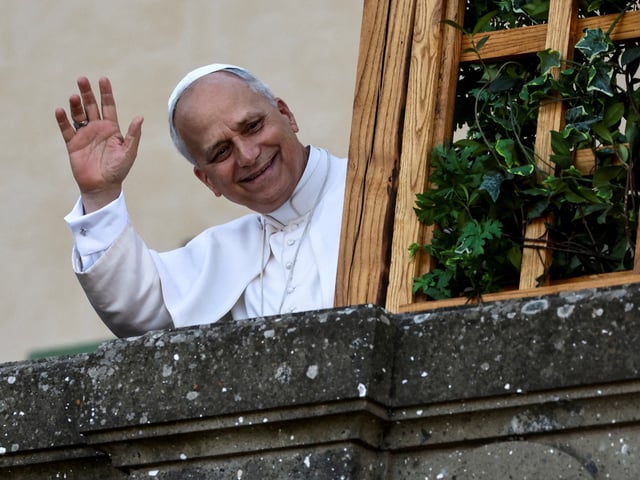 FILE PHOTO: Pope Leo XIV waves as he arrives at Castel Gandolfo, a hill town on the shores of Lake Albano, where he will be spending two weeks of vacation, in Castel Gandolfo, Italy, July 6, 2025. REUTERS/Vincenzo Livieri/File Photo