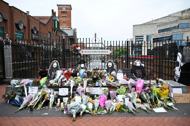 Des fleurs, des bougies et des dessins déposés sur le pont Black Sabbath, en hommage à l'auteur-compositeur-interprète britannique Ozzy Osbourne, au lendemain de sa mort, le 23 juillet 2025 à Birmingham, dans le centre de l'Angleterre
