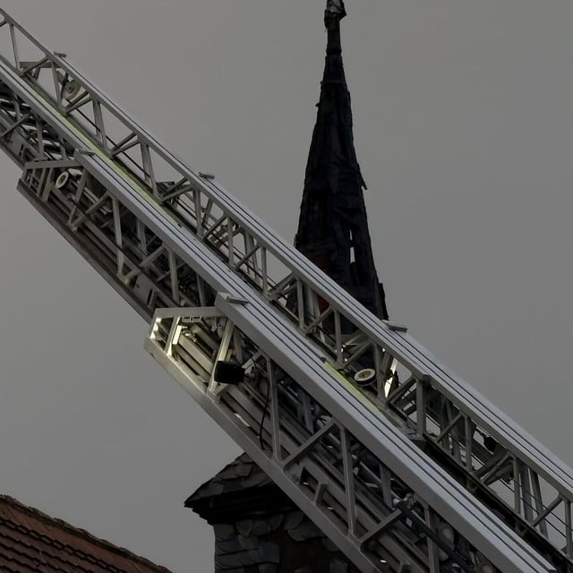 Blitz setzt Kirchturm in Brand: Nach Löscharbeiten besteht Einsturzgefahr