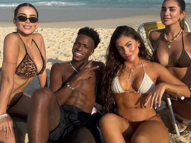 Vinicius Júnior y su grupo de amigas en las playas de Brasil.
