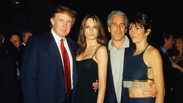 De gauche à droite : le promoteur immobilier Donald Trump, sa future épouse, Melania Knauss, le financier Jeffrey Epstein et Ghislaine Maxwell posent au club Mar-a-Lago, à Palm Beach, en Floride, en février 2000.