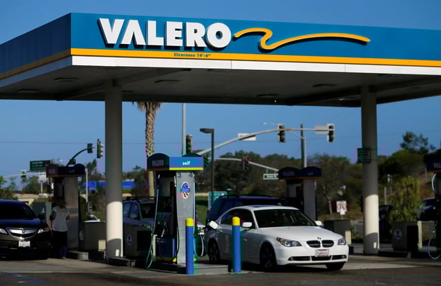 A Valero gas station is shown in Encinitas, California, U.S., May 2, 2016.  REUTERS/Mike Blake/File Photo