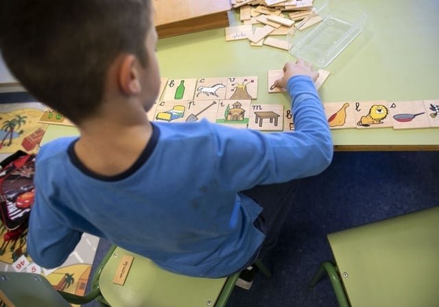Niño juega en un centro educativo