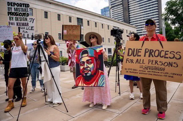 Protesters gather outside of the federal court house where a judge will determine the conditions of Kilmar Abrego Garcia's release in Nashville, Tennessee, U.S., June 25, 2025.  REUTERS/Seth Herald/File Photo