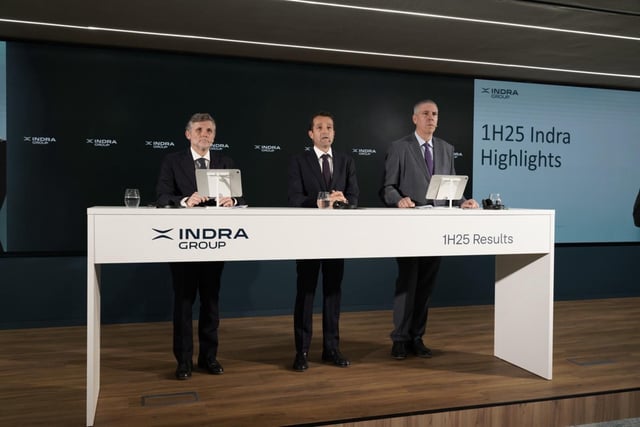 De izquierda a derecha: el director financiero de Indra, Miguel Forteza; el presidente Ángel Escribano y el consejero delegado José Vicente de los Mozos.