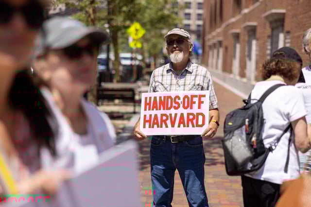 Manifestantes se reúnen frente al Tribunal Federal John Joseph Moakley el 21 de julio de 2025 en Boston, Massachusetts.