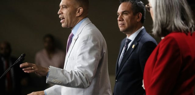Le chef de la minorité démocrate à la Chambre américaine des représentants, Hakeem Jeffries (à gauche), aux côtés des élus démocrates Pete Aguilar et Katherine Clark, lors d'un point presse au Capitole de Washington, le 23 juillet 2025