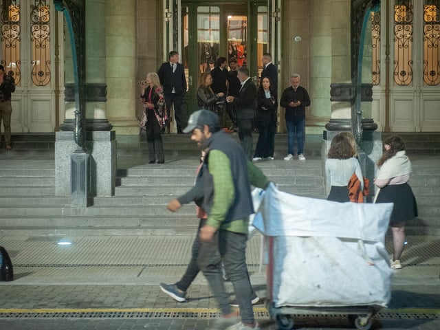 Zona del Teatro Colon en la ciudad de Buenos Aires
Denuncias robo e Inseguridad a salida noche
en las inmediaciones y plaza 
Cartoneros recicladores pobreza
Foto Federico Lopez Claro - FTP CLARIN _ABC5445.jpg Z RGonzalez gonzalez