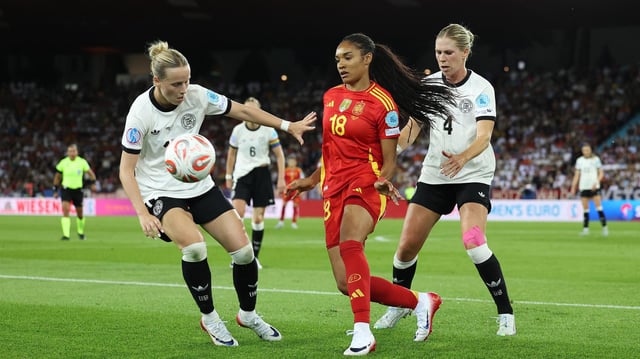 Deutschlands Franziska Kett (l.) und Rebecca Knaak kämpfen gegen Spaniens Salma Paraluello um den Ball.