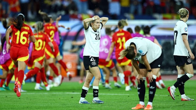 Deutschlands Elisa Senß und ihre Mitspielerinnen sind enttäuscht, während im Hintergrund Spaniens Spielerinnen jubeln.