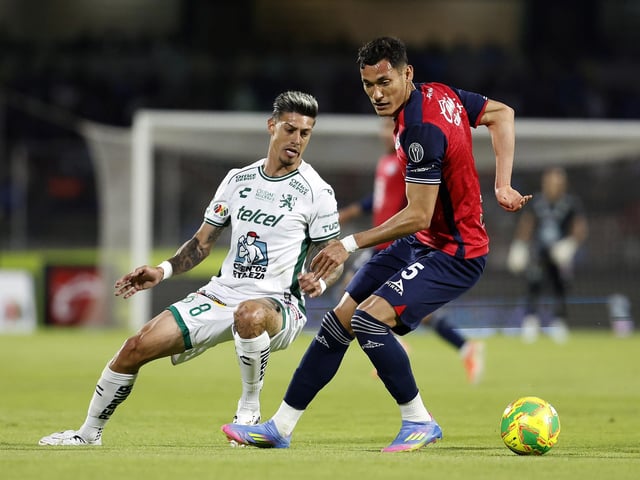MEX0000. CIUDAD DE MÉXICO (MÉXICO), 15/04/2025.- Jesús Orozco (d) de Cruz Azul disputa un balón con Emiliano Rigoni (i) del León este martes, durante un juego por la jornada 15 del torneo Clausura 2025 de la Liga MX, en el estadio Olímpico Universitario de Ciudad de México (México). EFE/ Sáshenka Gutiérrez