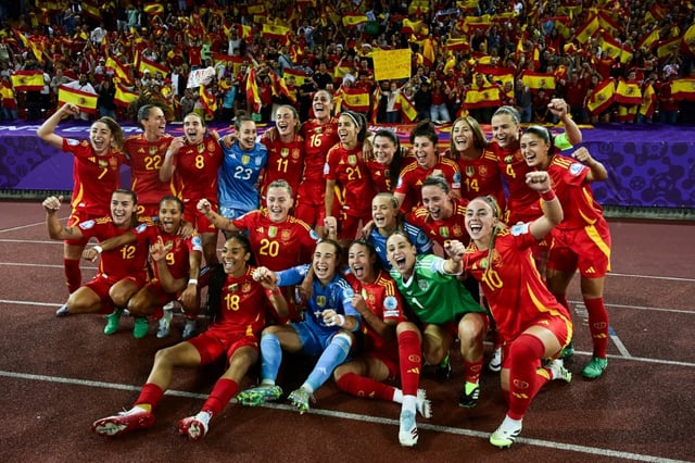 Les joeuses de l'équipe d'Espagne de football célèbrent leur victoire face à l'Allemagne en demi-finale de l'Euro, le 23 juillet 2025 à Zurich