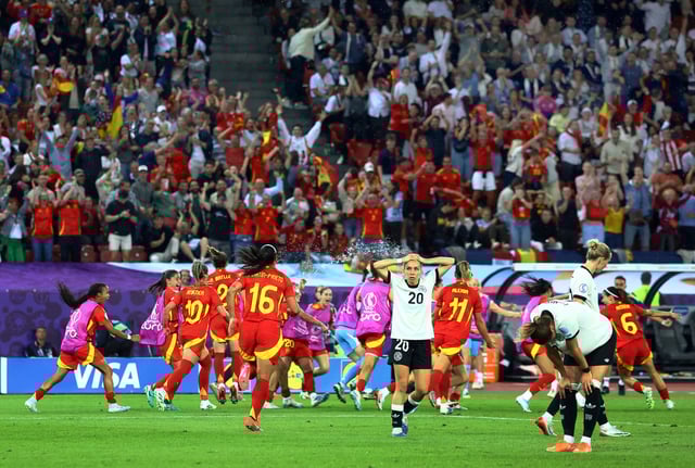 Les joueuses espagnoles célèbrent l’unique but de la partie inscrit par Aitana Bonmati, en demi-finale de l’euro de football en Suisse, le 23 juillet 2025.