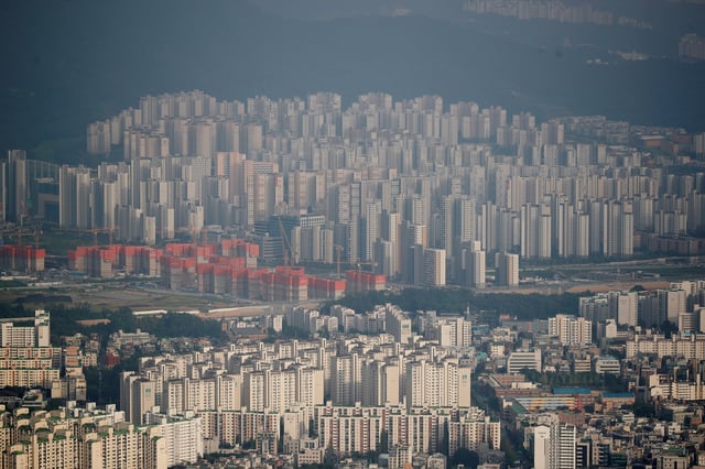 A general view of apartment complexes in Seoul, South Korea, August 7, 2020.    REUTERS/Kim Hong-Ji/File Photo