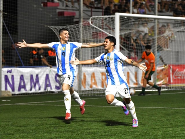 La celebración de Uriel Ojeda junto a Thomás De Martis. Foto: AFA