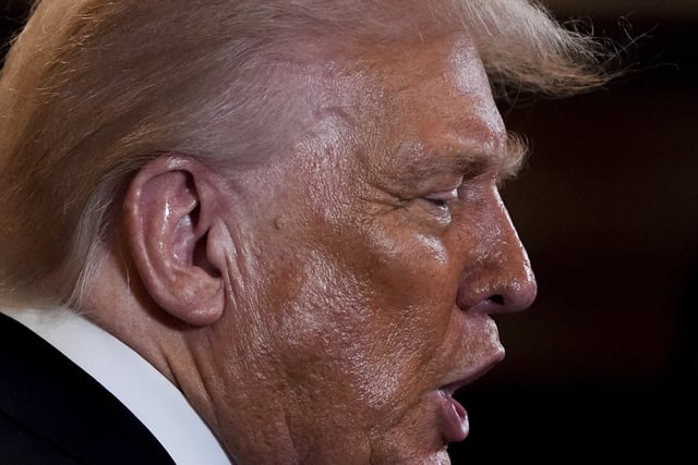 El presidente Donald Trump saluda a personas durante una recepción para miembros republicanos del Congreso en el Salón Este de la Casa Blanca, el martes 22 de julio de 2025, en Washington