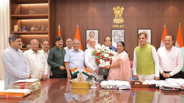 Members of Delhi Traders meeting with Delhi CM Rekha Gupta in New Delhi on Wednesday. (HT Photo)