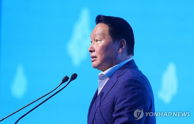 In this file photo taken July 16, 2025, Chey Tae-won, chairman of South Korea's SK Group, delivers the opening speech at a summer forum hosted by the Korea Chamber of Commerce and Industry (KCCI) at a hotel in Gyeongju, about 275 kilometers southeast of Seoul. (Yonhap) 
