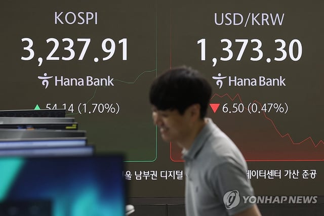 A dealing room at Hana Bank in central Seoul on July 24, 2025 (Yonhap)