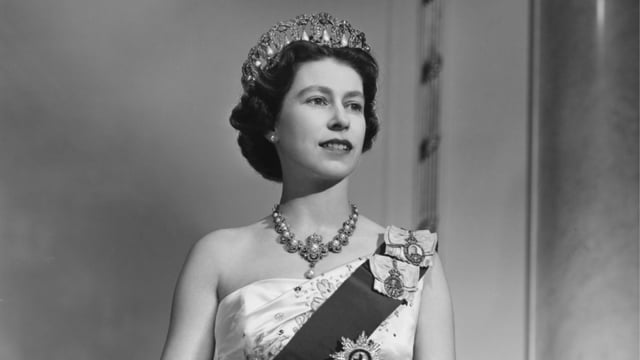 Así será la majestuosa exposición de ropa de la Reina Isabel en Buckingham Palace.png