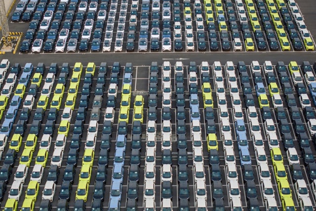 Des voitures électriques chinoises au port de Suzhou, dans la province du Jiangsu, le 27 avril 2025 en Chine