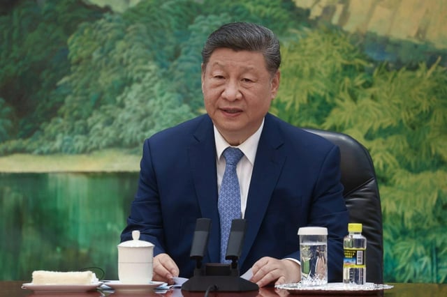 Cette photo fournie par le ministère russe des Affaires étrangères montre le dirigeant chinois Xi Jinping assistant à une réunion à Pékin, le 15 juillet 2025