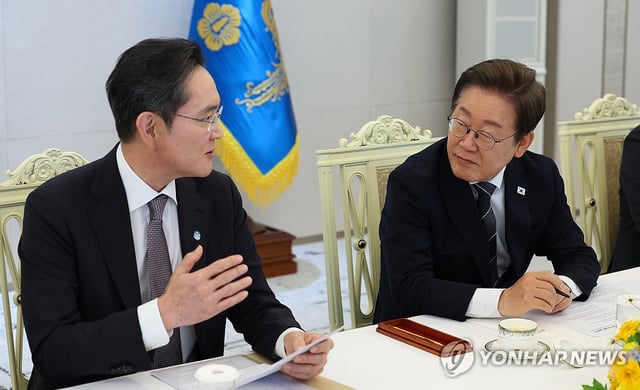 In this file photo, President Lee Jae Myung (R) listens to remarks by Samsung Electronics Chairman Lee Jae-yong during his meeting with business leaders held at the presidential office in Seoul on June 13, 2025. (Pool photo) (Yonhap)